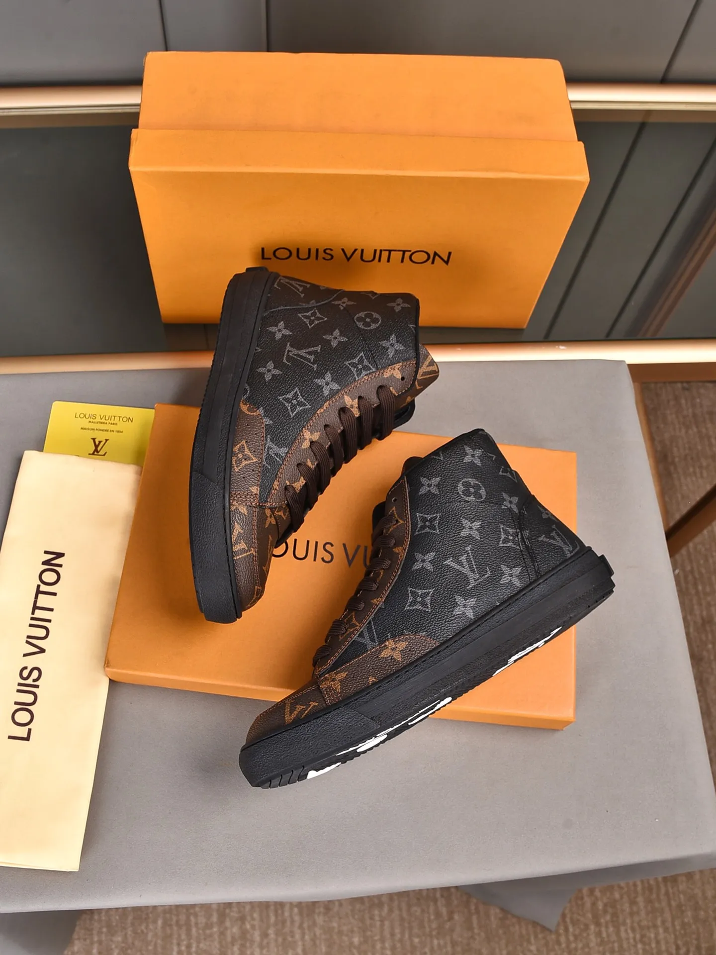 💰💰💰P440 [Latest LV high-top model] New casual Korean-style men's shoes, new autumn and winter design, perfect workmanship, cabinet quality, upper PVC material, breathable mesh lining; soft and comfortable, original rubber outsole super light Wear-resistant, simple, versatile fashion men's shoes, bright colors Two colors available Size 38--44 (45 46 customized)